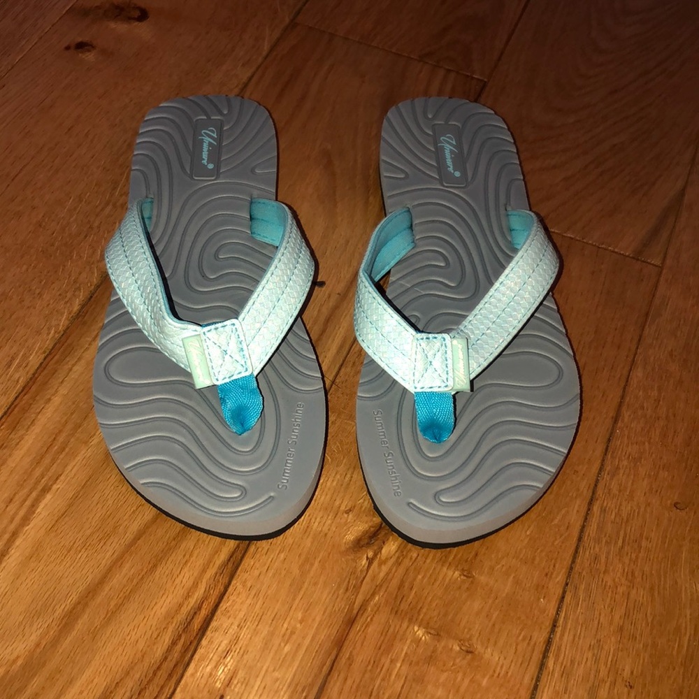 Light grey and blue sandals/flip flops